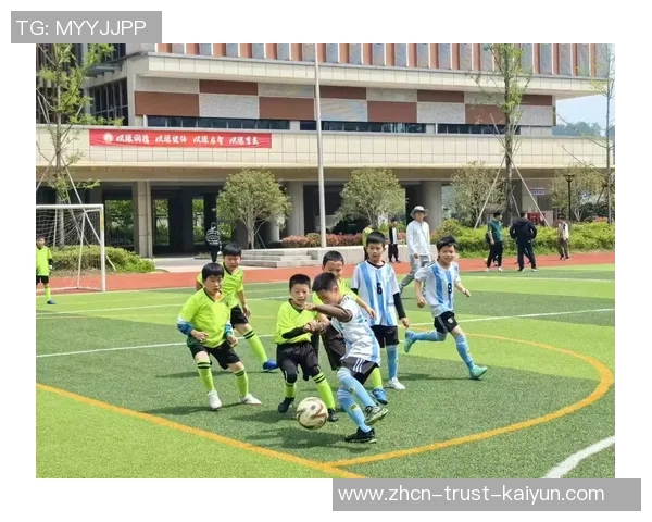 踢足球的女生展现力量与优雅的双脚之美